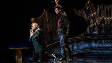 Alberto Ajaka y Antonio Grimau, en una escena de "Hamlet".