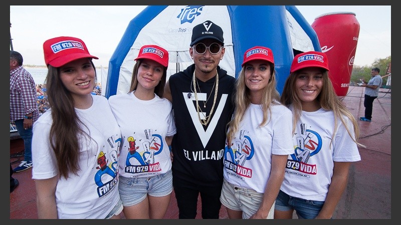 El Villano junto a la FM Vida.