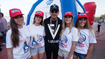 El Villano junto a la FM Vida.