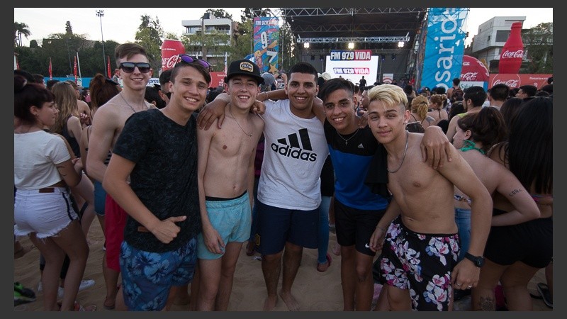 Los jóvenes disfrutaron de la movida en la playa.