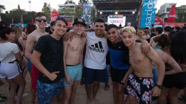 Los jóvenes disfrutaron de la movida en la playa.