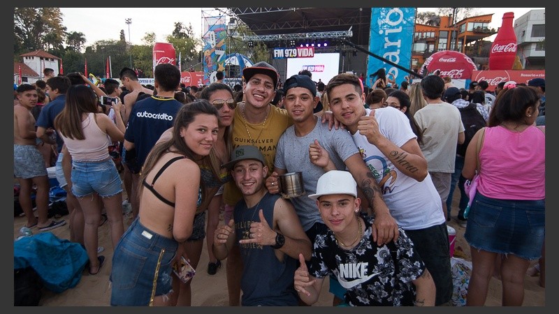 Los jóvenes disfrutaron de la movida en la playa.