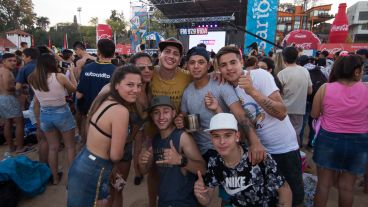 Los jóvenes disfrutaron de la movida en la playa.