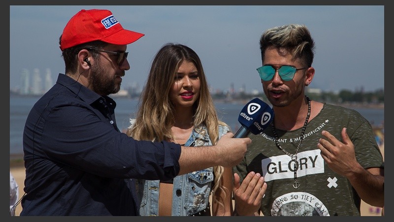 Juan Junco entrevistando a los jóvenes músicos en La Florida.