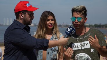 Juan Junco entrevistando a los jóvenes músicos en La Florida.