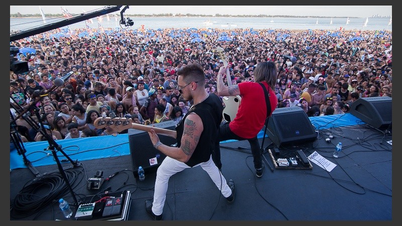 Una multitud se acercó a escuchar buena música.