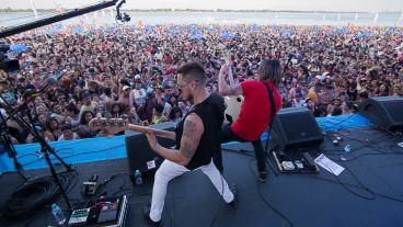 Una multitud se acercó a escuchar buena música.