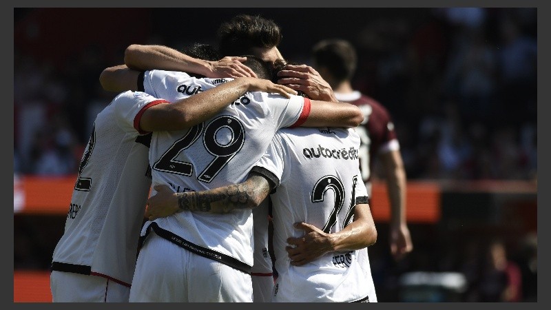 Todos se abrazan después del gol del Rayo Fertoli.
