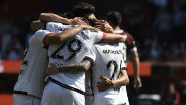Todos se abrazan después del gol del Rayo Fertoli.
