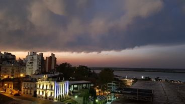 La tarde se va y llega la tormenta a Rosario.