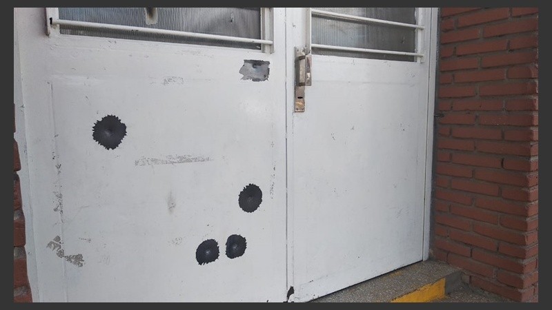 El ataque a tiros afectó la escuela y la parroquia.