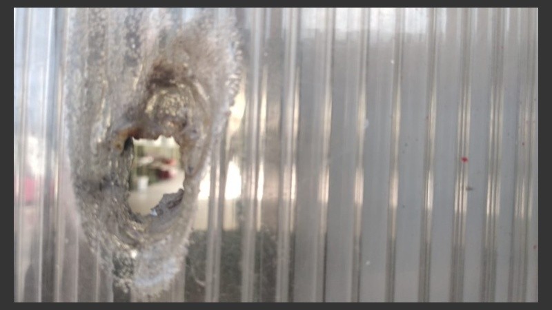 El ataque a tiros afectó la escuela y la parroquia.