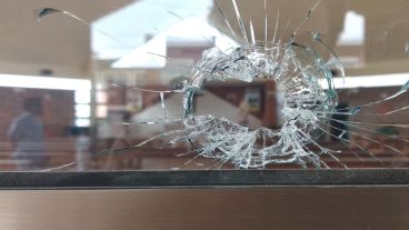 El ataque a tiros afectó la escuela y la parroquia.