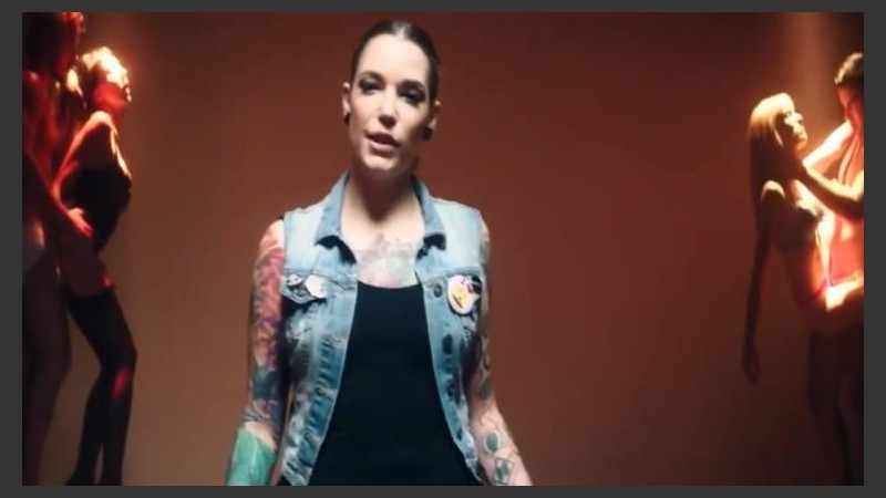 El video interpela el porno y la falta de educación sexual.