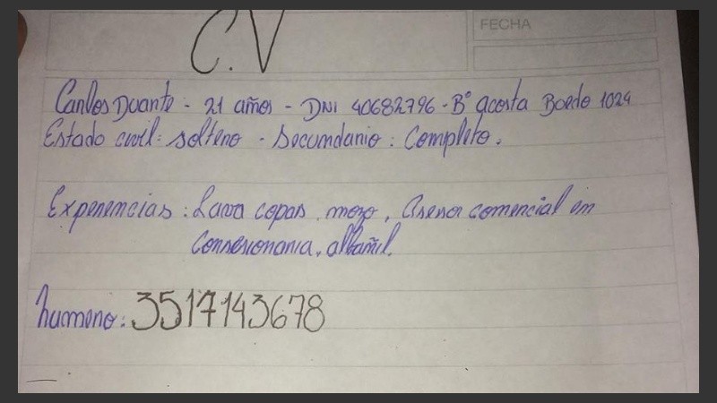 El currículum que dejó Carlos en el negocio del centro de Córdoba.