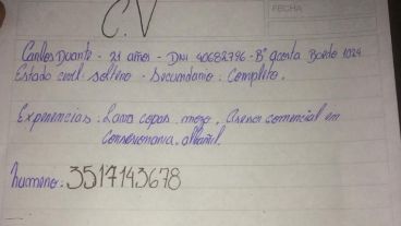 El currículum que dejó Carlos en el negocio del centro de Córdoba.