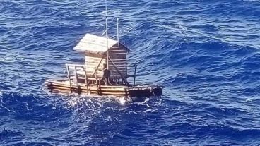 El muchacho fue encontrado cerca de la isla de Guam.