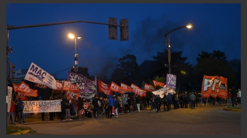 Piquete del Frente de Izquierda en Oroño y Circunvalación.