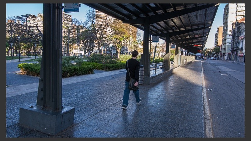 La plaza Sarmiento totalmente vacía. Una postal que pocas veces se repite un día de semana.