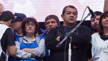 Sonia Alesso (Amsafé) y Martín Lucero (Sadop) en el escenario del acto realizado en San Martín y Córdona.