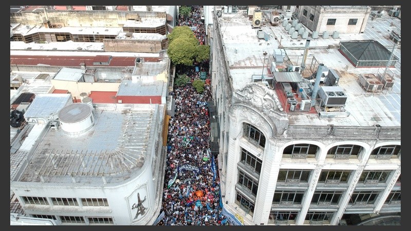 Vista aérea de la movilización en Córdoba y San Martín