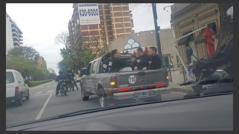Los detenidos llevados por la policía por avenida Pellegrini. 