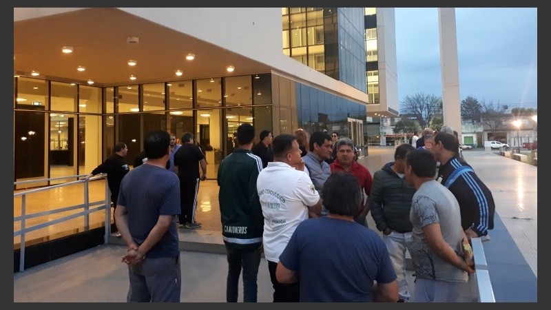 La concentración de delegados frente al Nuevo Centro de Justicia Penal para pedir la liberación de detenidos. 