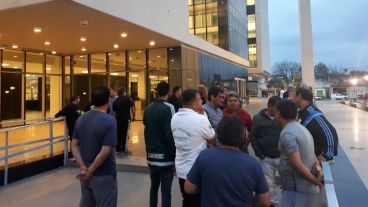 La concentración de delegados frente al Nuevo Centro de Justicia Penal para pedir la liberación de detenidos.