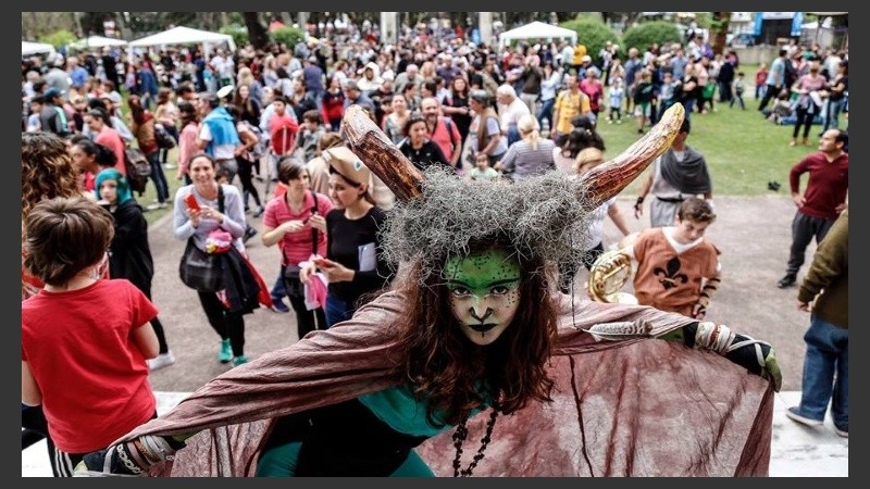 Del V Encuentro Medieval La Comarca participan artesanos, artistas y músicos.