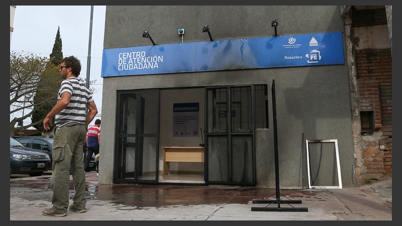 El frente del inmueble con daños tras el ataque.