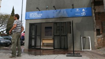 El frente del inmueble con daños tras el ataque.