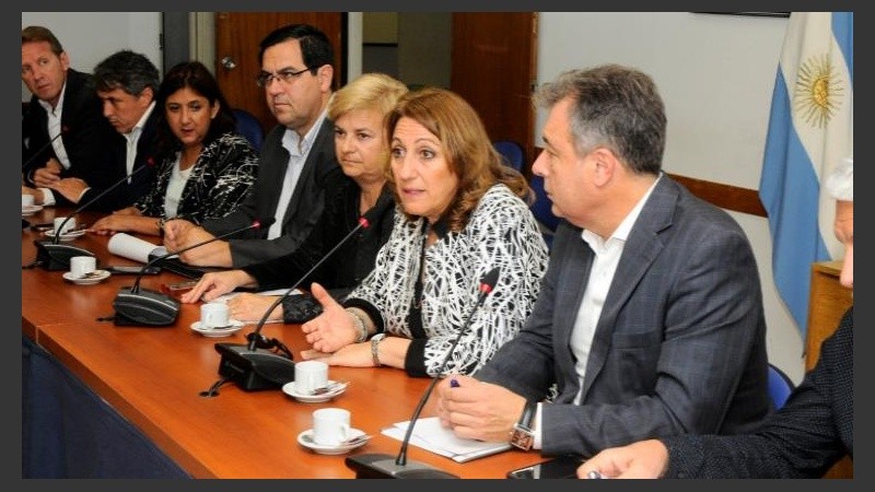 Fein durante el encuentro entre intendentes y legisladores de Santa Fe. 