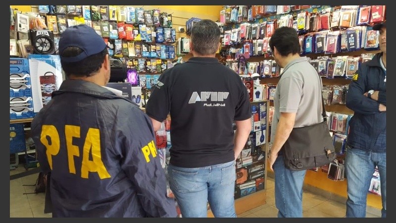 El operativo en uno de los locales.