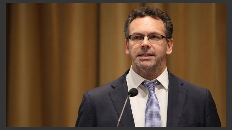 Según Sandleris, habrá menos pesos para comprar dólares y eso hará desacelerar las subas de precios.