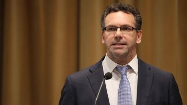 Según Sandleris, habrá menos pesos para comprar dólares y eso hará desacelerar las subas de precios.