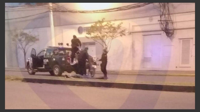 La imagen muestra el cuerpo en medio del asfalto. 