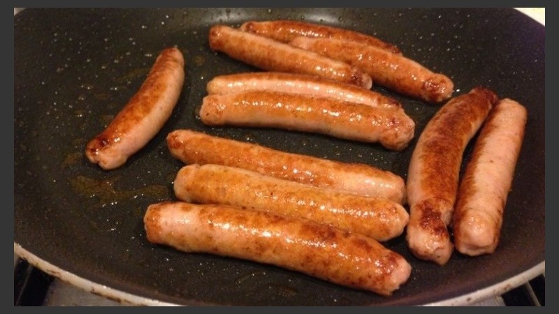 Salchichas fritas, se ven y se escuchan.