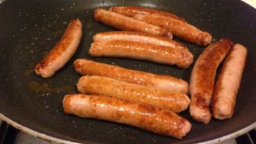 Salchichas fritas, se ven y se escuchan.