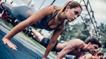 El término proviene del griego kallos (belleza) y sthenos (fortaleza)