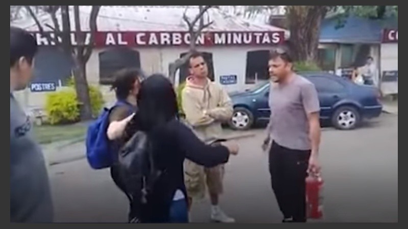 El comerciante apagó las llamas de las cubiertas y discutió con manifestantes.