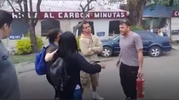 El comerciante apagó las llamas de las cubiertas y discutió con manifestantes.