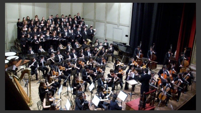 La Orquesta Sinfonica Juvenil de la Universidad Nacional de Rosario, bajo el mando del maestro Marcelo Pozo Zarich.