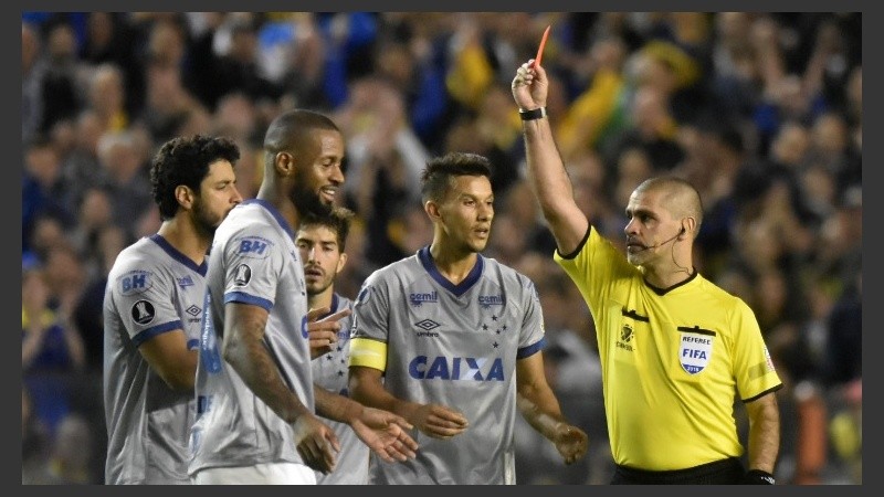 Apoyado por sus colegas del VAR, el paraguayo Aquino dejó a Cruzeiro con diez.
