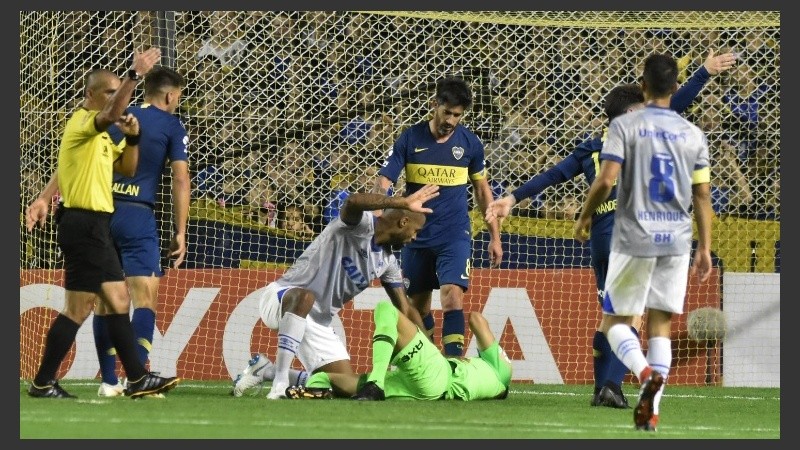 Apoyado por sus colegas del VAR, el paraguayo Aquino dejó a Cruzeiro con diez.