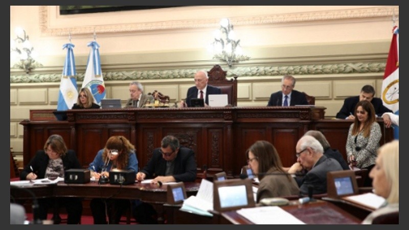 La Legislatura provincial dando unánime media sanción al cupo laboral trans.
