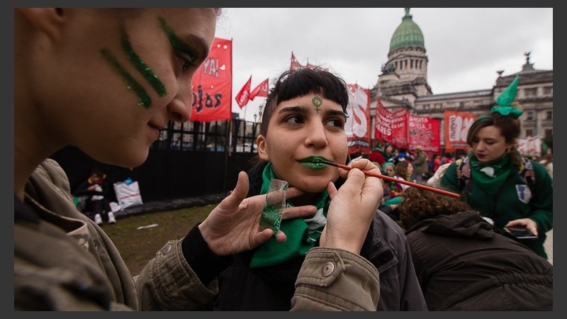 Verdes y celestes: postales de las masivas movilizaciones fuera del Congreso.