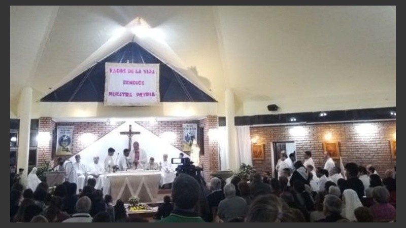 Una nutrida participación de la misa de anoche. 