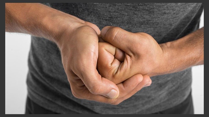 Los nudillos hacen ruido cuando estallan burbujas de líquido sinovial.