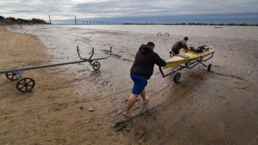 La bajante del río suma dificultades.