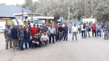 Los trabajadores de Bunge iniciaron una protesta frente a la planta.